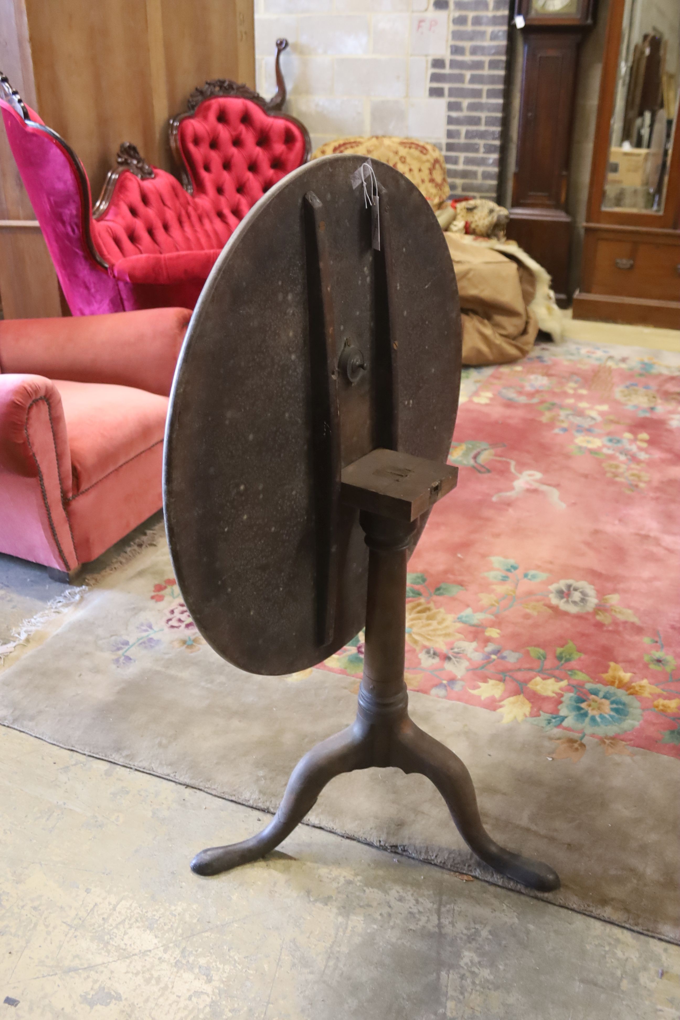 A George III circular oak tilt top tea table, diameter 74cm, height 68cm